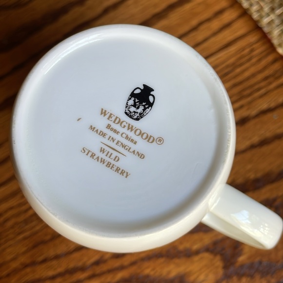 Wedgwood Wild Strawberry Mug with Gold Rim - Picture 6 of 7
